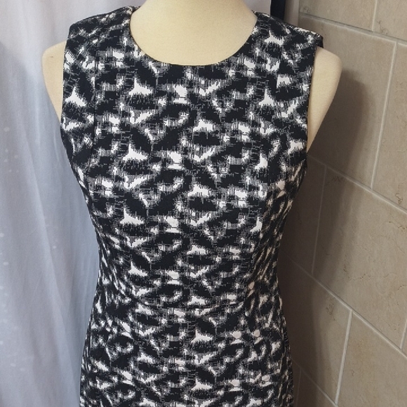 Calvin Klein Elegant Black and White Patterned Dress Size 6 - Picture 1 of 7